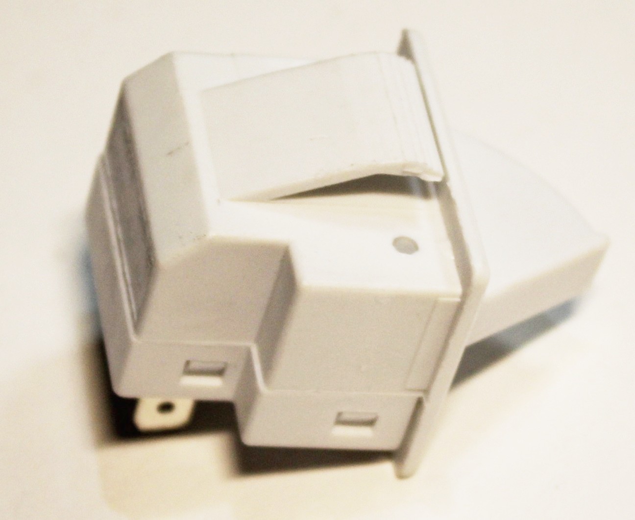 Кнопка включения света холодильника 6A HL160